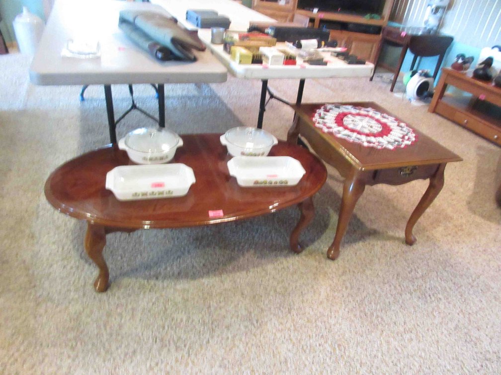 2-Piece Queen Anne style living room table set