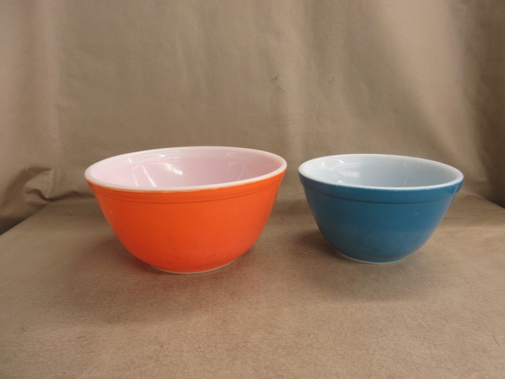 (2) Pyrex nesting bowls