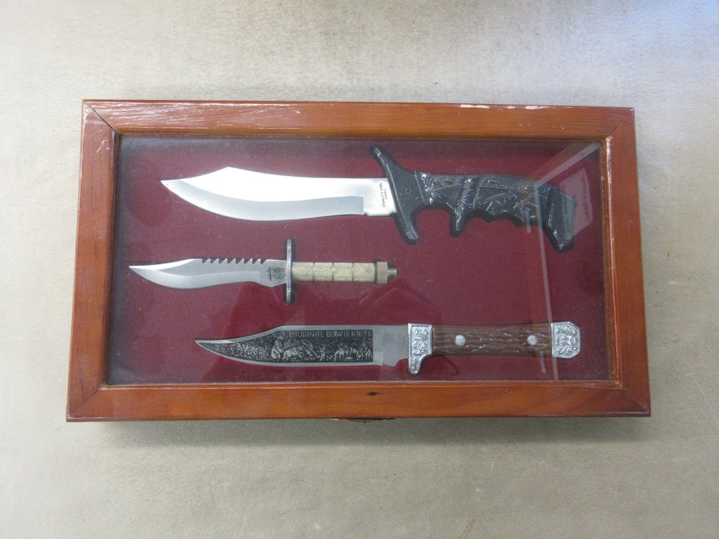 13" Display case with (3) hunting knives