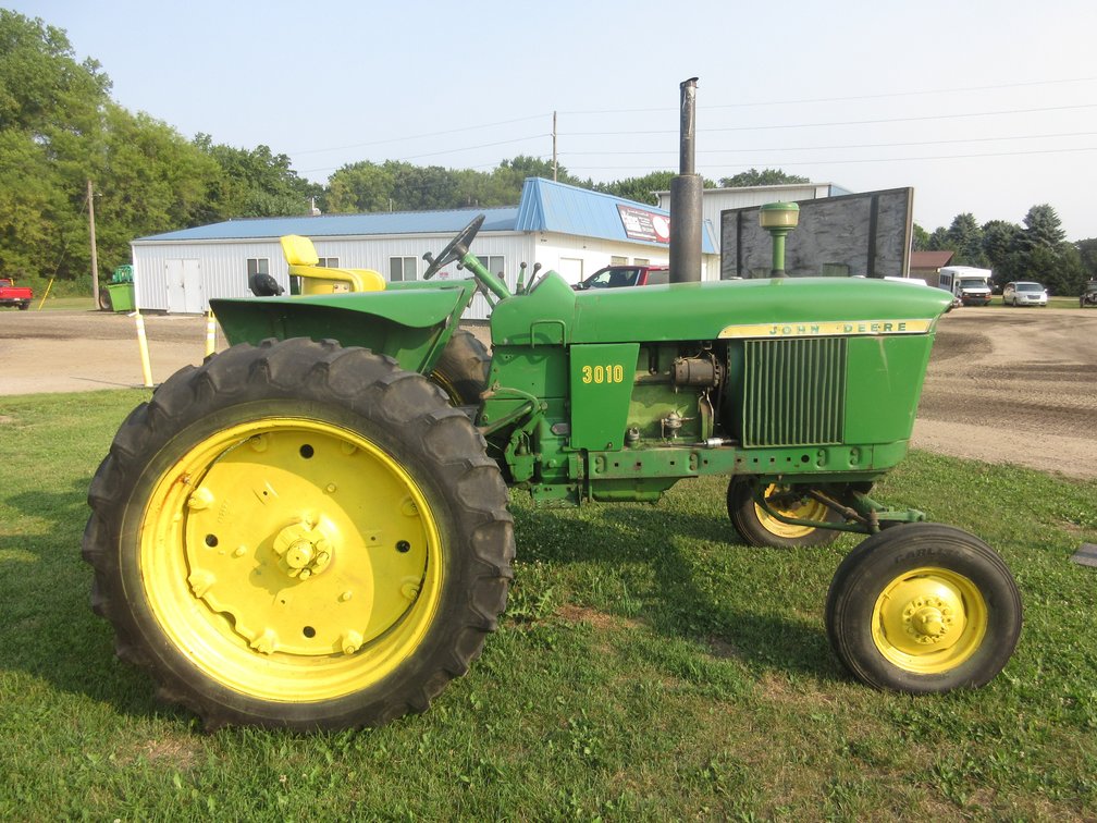 John Deere 3010 gas wide front tractor (runs and drives)