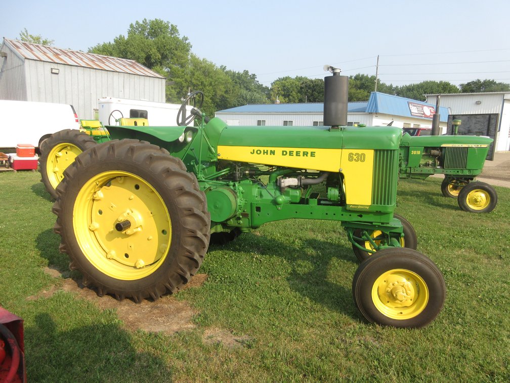 1959 John Deere 630 wide front tractor (runs and drives)