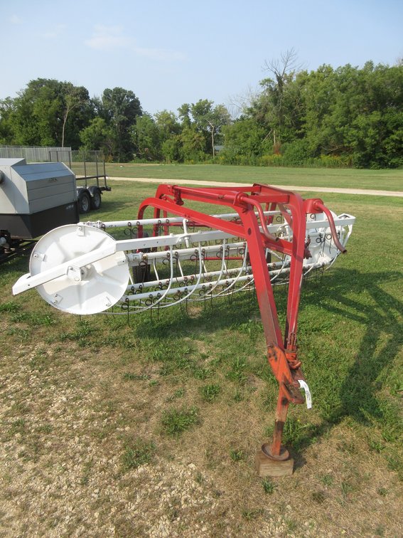IH 135 side rake, reconditioned