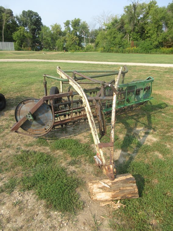 John Deere 894 side rake