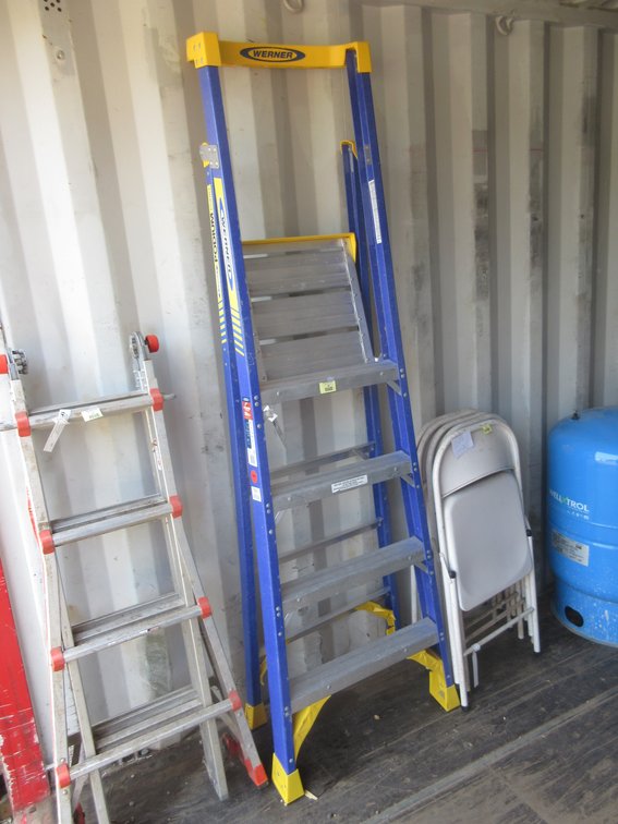 Werner Podium fiberglass step ladder