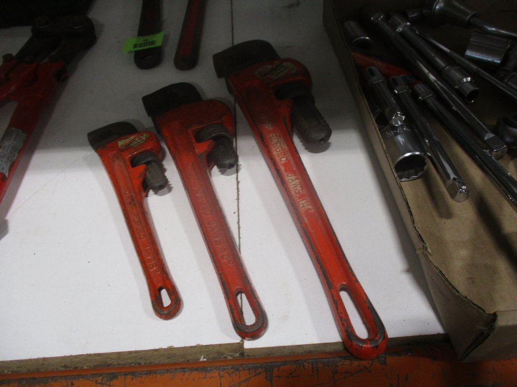 (3) Pipe wrenches