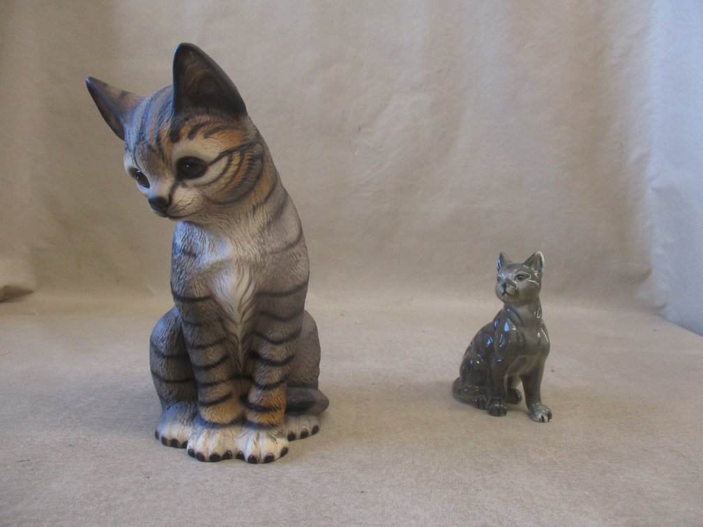 (2) Cat figures