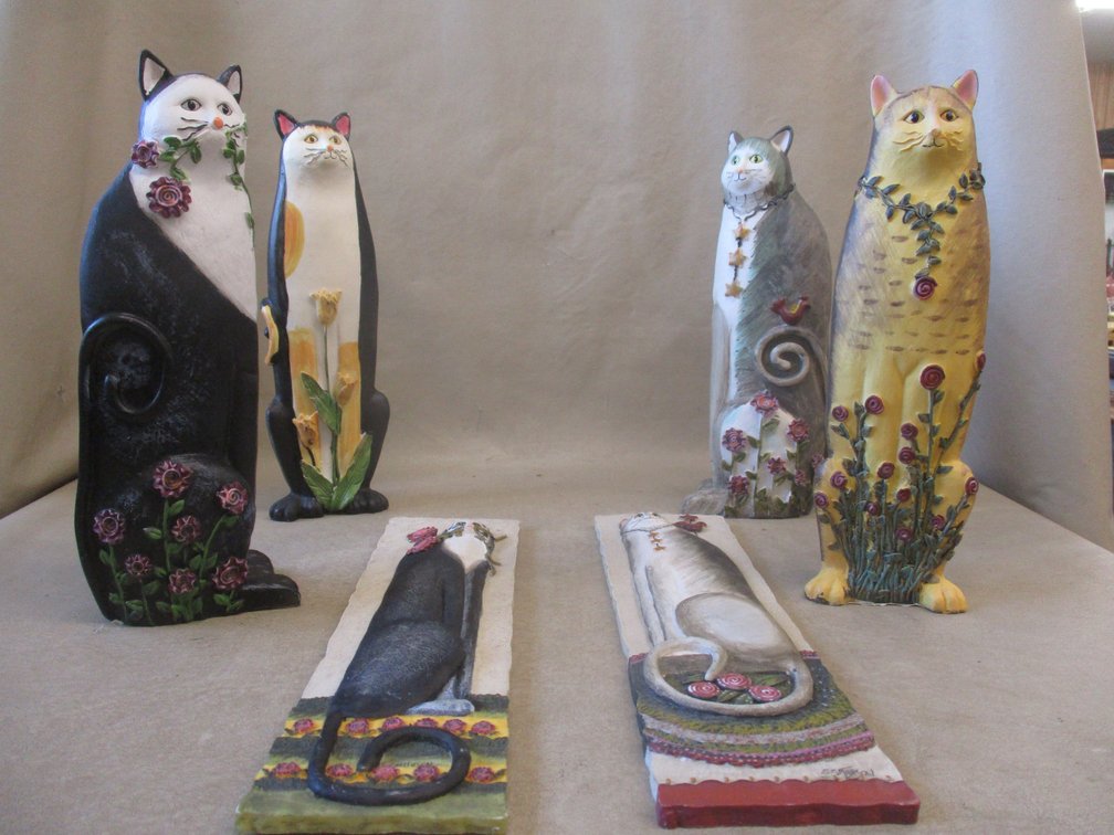 Toneeke resin cat figures