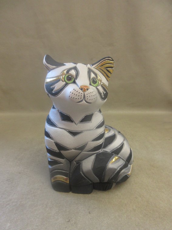Marked made in Uruguay resin cat figure