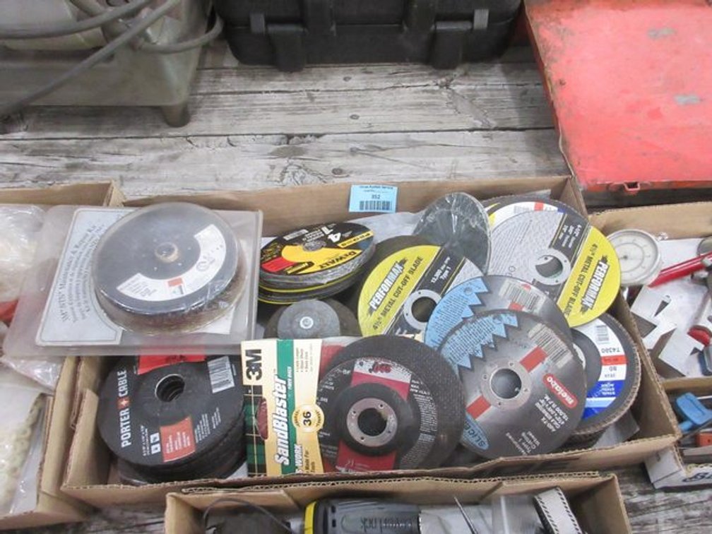 Flat of grinding wheels and flap wheels