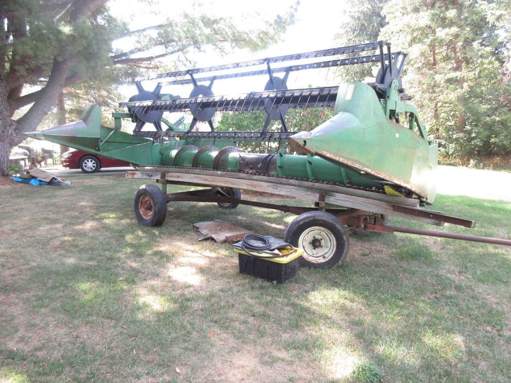 John Deere 216 grain head on trailer