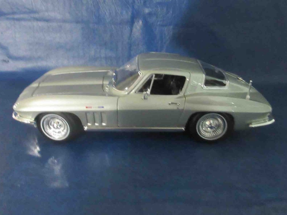 Maisto 1965 Chevrolet Corvette die-cast