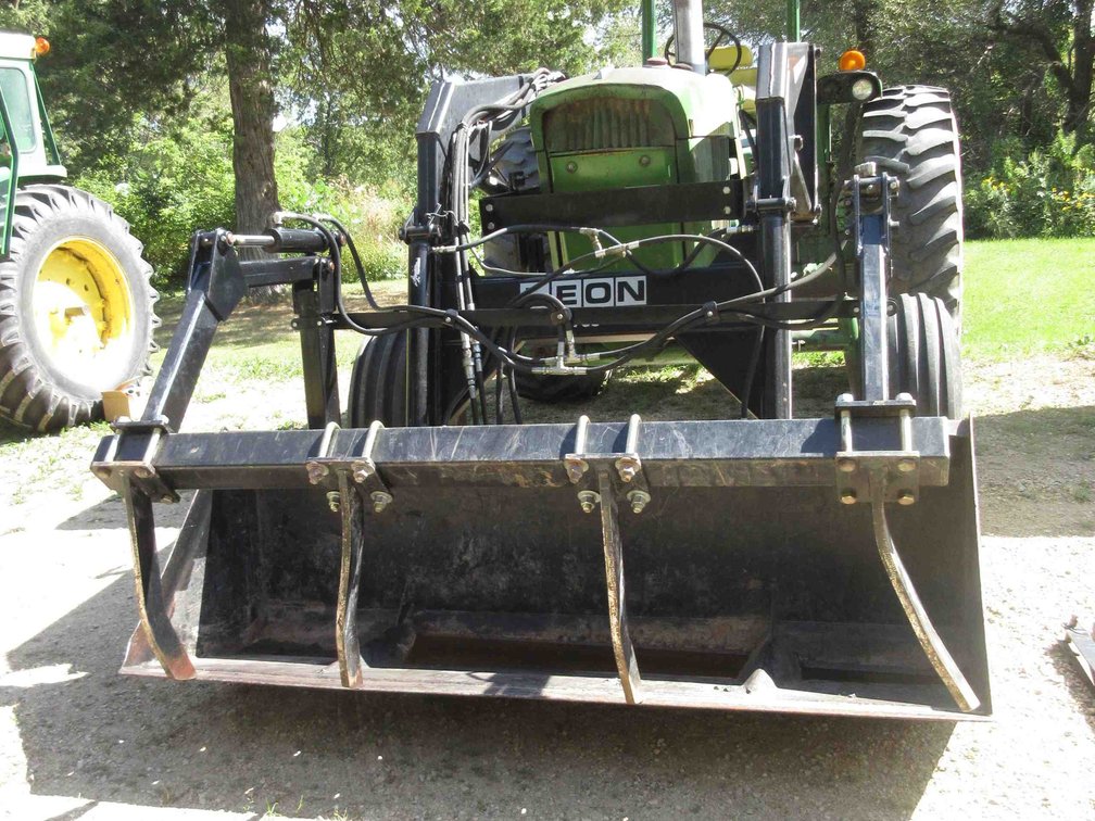Leon 700 hydraulic loader (to bee removed by buyer)