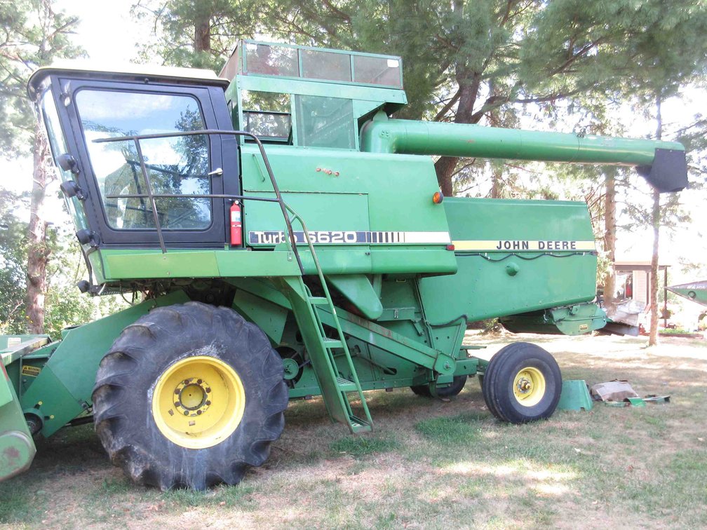 John Deere 6620 Turbo diesel combine (runs & drives - heads not included)