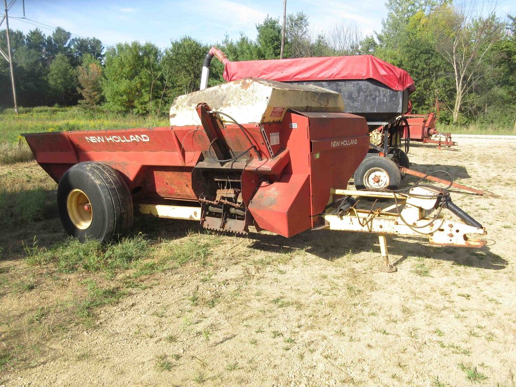 New Holland 304 side discharge manure spreader