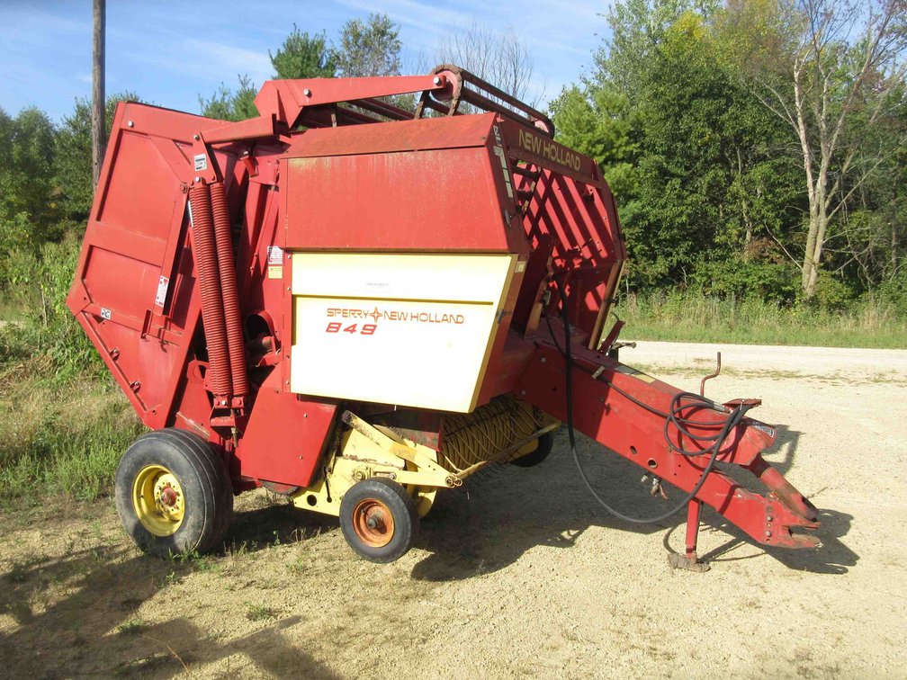 Sperry New Holland 849 round baler