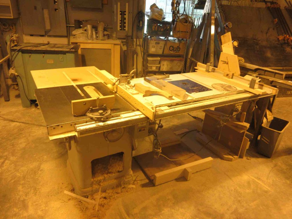 Delta 10" table saw with Rockler router table insert with router (day 2 removal only)