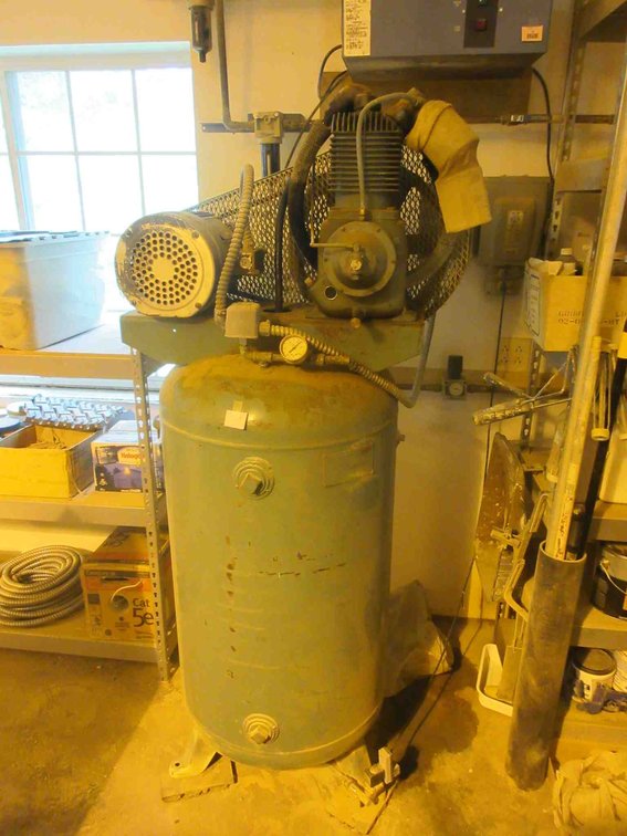 Heavy duty 3-phase upright air compressor (day 2 removal only)
