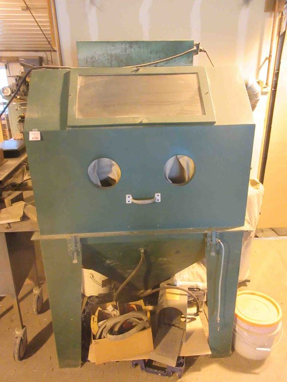 Heavy duty sand blaster cabinet with dust collector (day 2 removal only)
