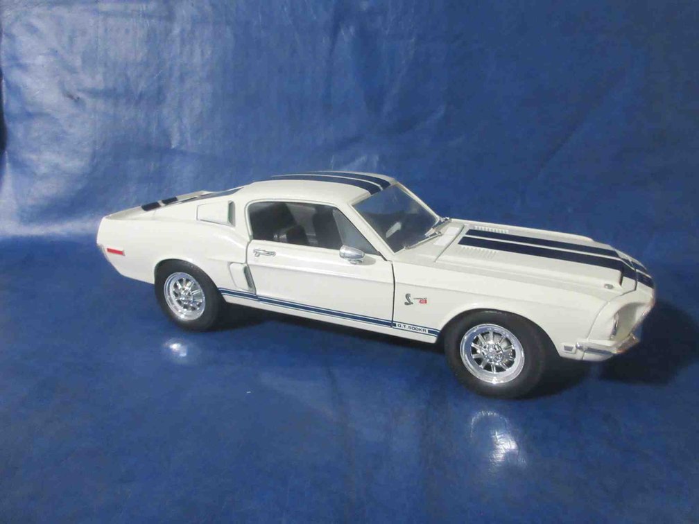 Road Legends 1966 Ford Shelby GT 500K die-cast