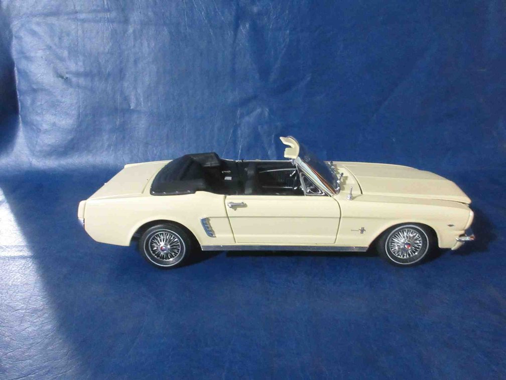Motor Max 1964-1/2 Mustang convertible die-cast