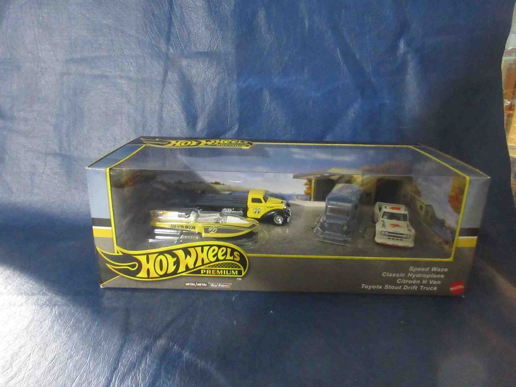 Hot Wheels Premium Speed Waze classic hydroplane die cast set
