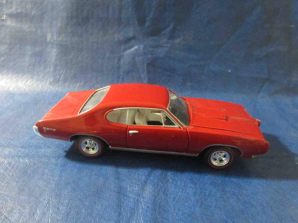 Johnny Lightning 1968 Pontiac GTO die-cast