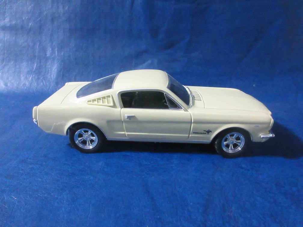 Johnny Lightning 1969 Ford Mustang 289 die-cast