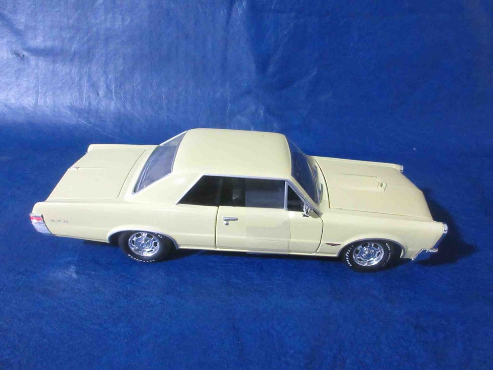 Johnny Lightning 1965 Pontiac GTO die-cast
