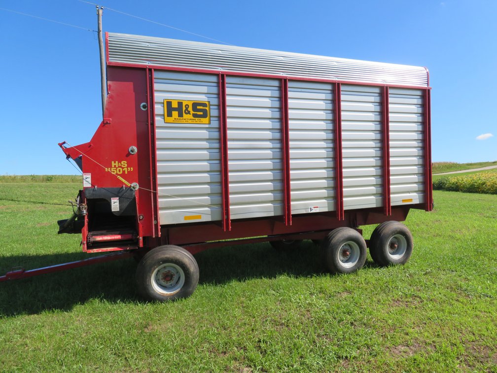 H&S 501 16ft chopper box on Gehl 410-612 tandem running gear (located offsite)
