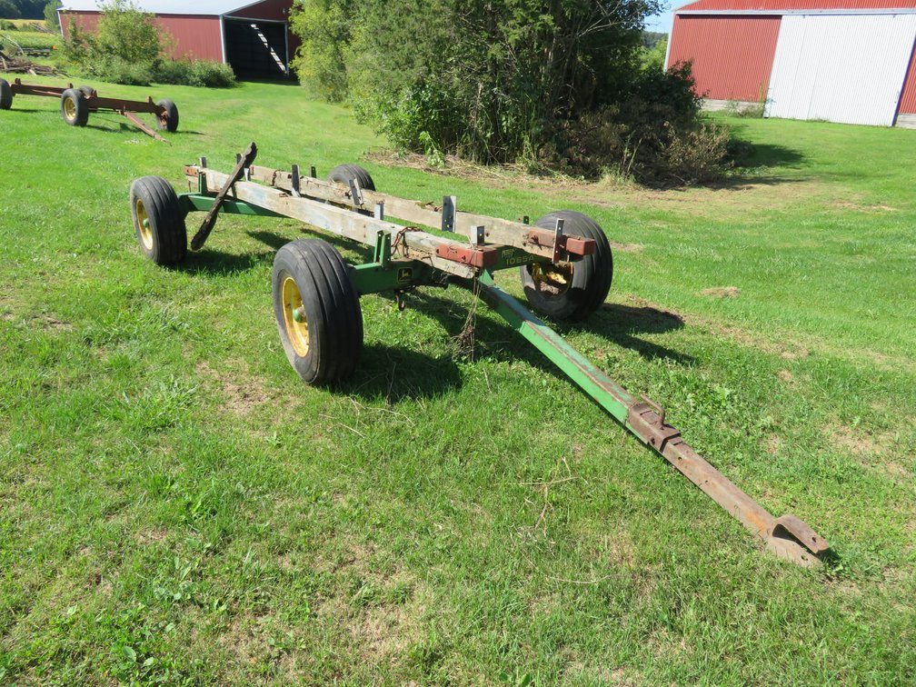 John Deere 1065A 4-wheel reunning gear (located offsite)