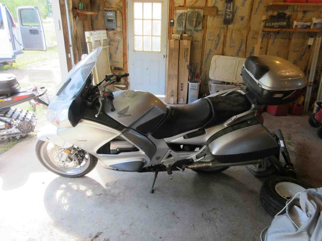 Image for 2007 Honda ST1300 motorcycle (battery is dead)