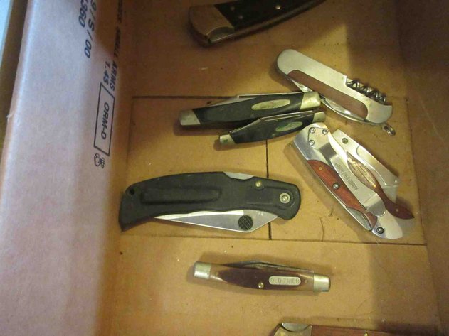 Image for Box of pocket knives