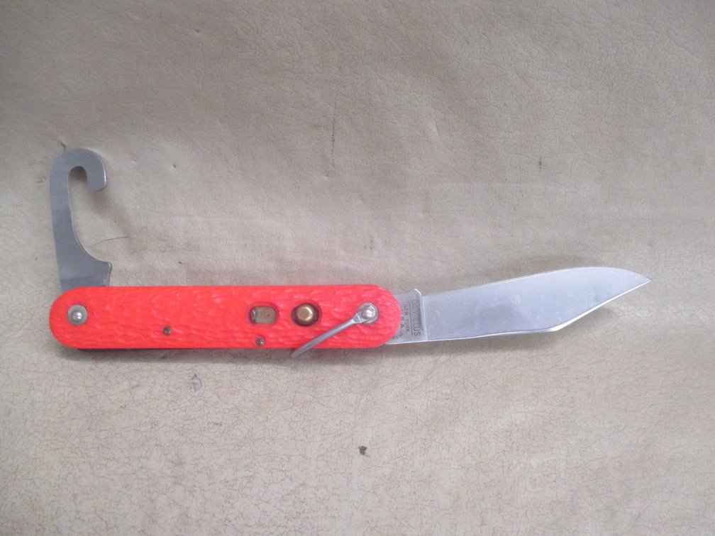 Camillus pocket knife with push button and safety