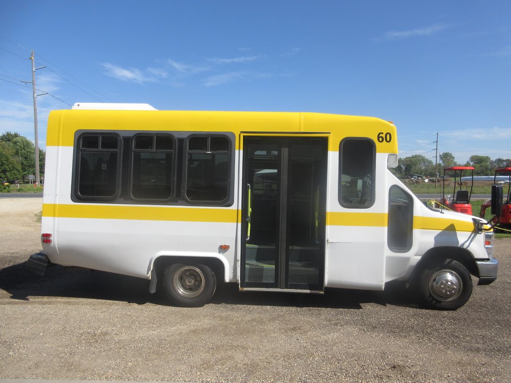2017 Ford Econoline E350 shuttle bus (runs & drives)