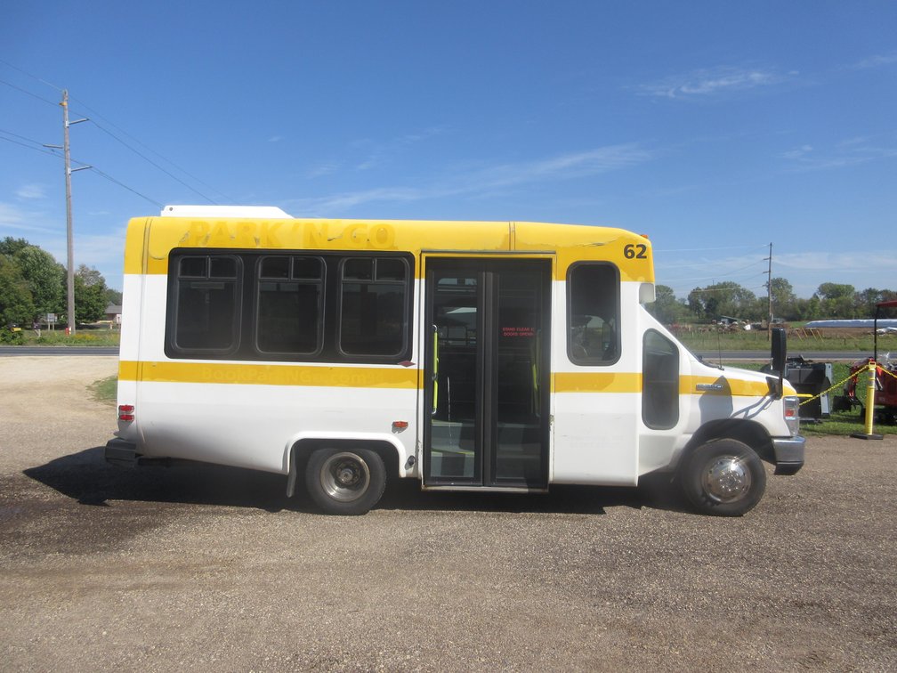 2017 Ford Econoline E350 shuttle bus (runs & drives)