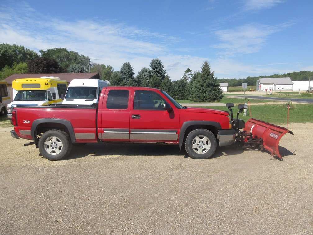 2004 Chevrolet Silverado Pickup Truck with Hiniker snow plow (runs & drives)