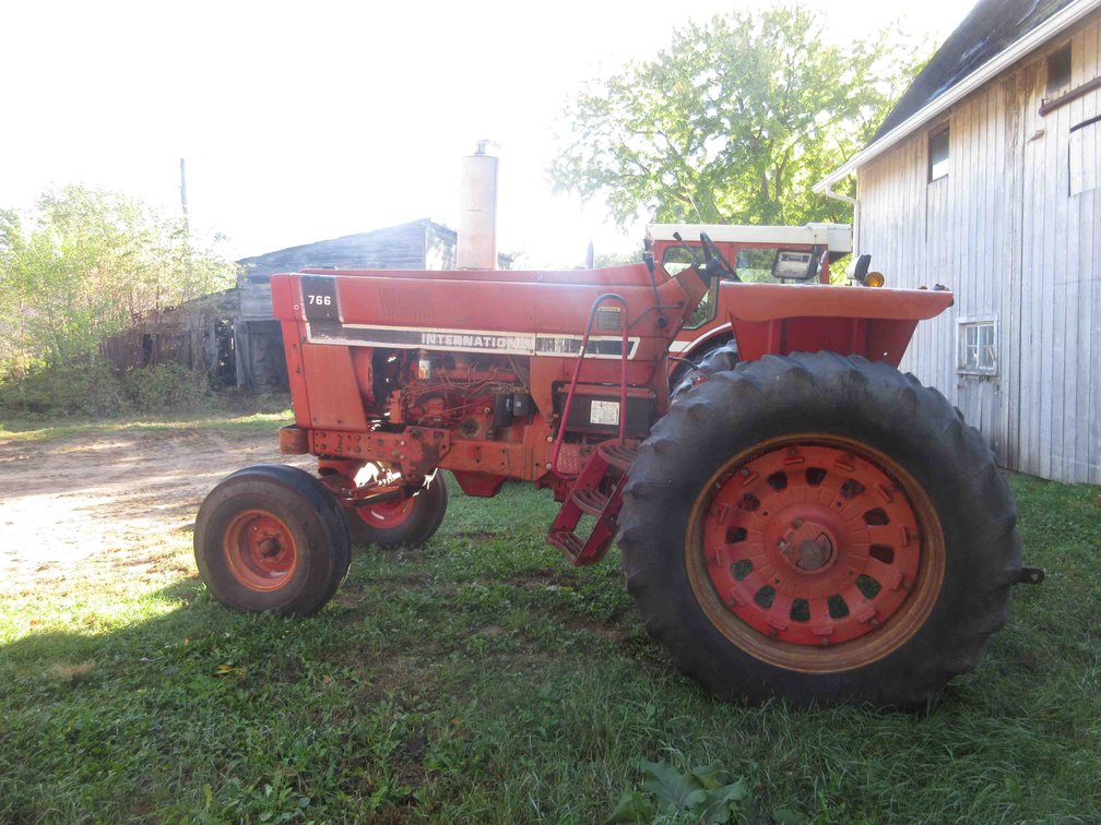 1976 International Harvester 766 diesel tractor (runs & drives)