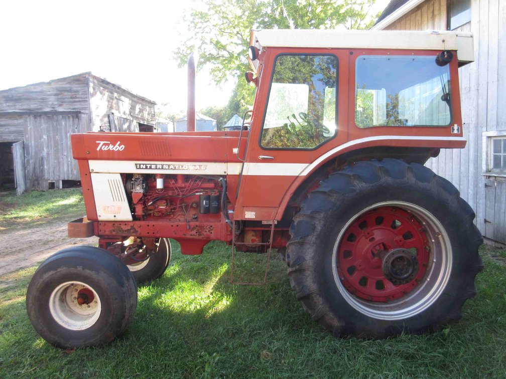 1974 International Harvester 1466 Farmall Turbo diesel tractor (runs & drives)