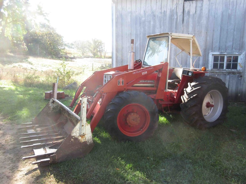 International Harvester 674 gas MFWD tractor with 2250 loader (non-running)