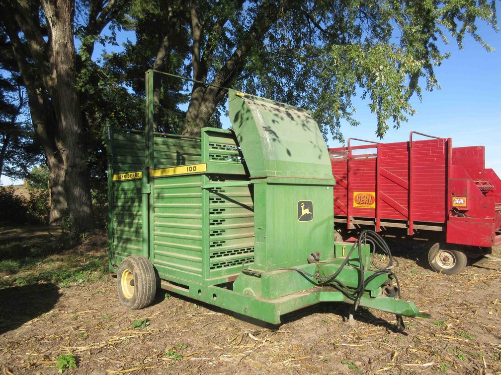 John Deere 100 stacker