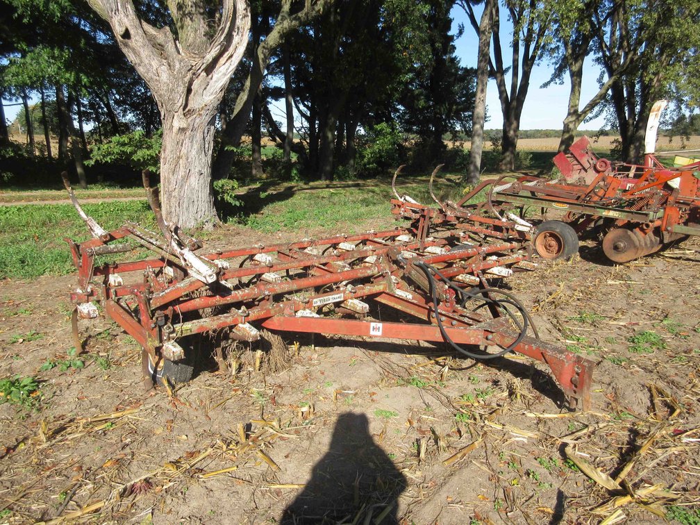 International Harvester 45 Vibra Shank winged digger