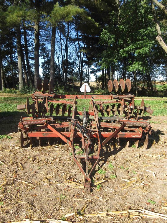 International Harvester 470 winged disc