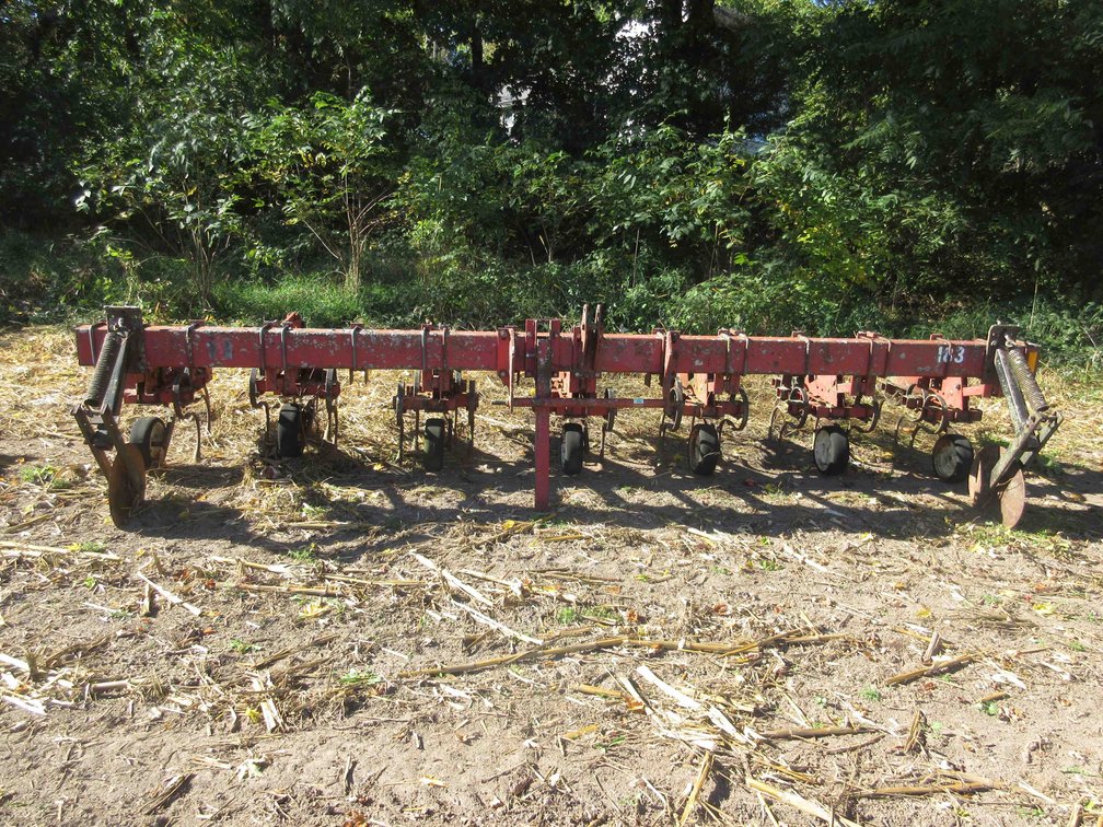 International Harvester 183 3pt 6-row cultivator