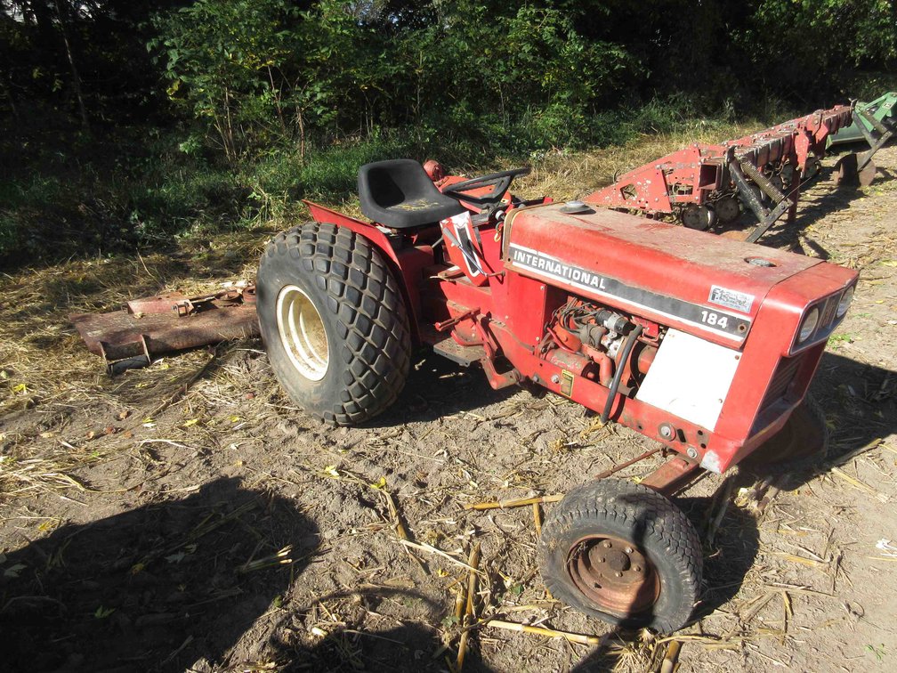 International 184 gas tractor with mower deck (non-running)