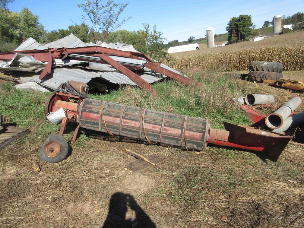 Grain cleaner with electric motor