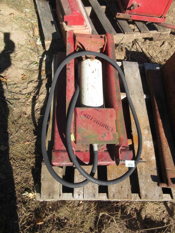 McCormick International hydraulic hoist