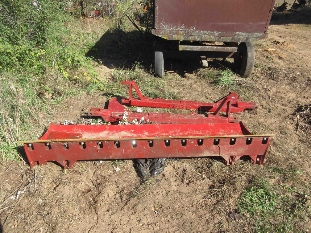 International crawler blade with side brackets