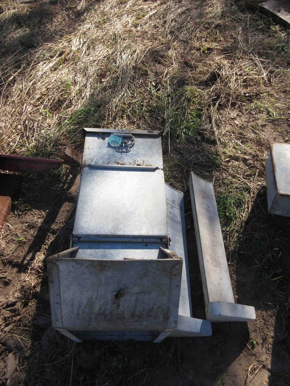 (3) Small pig feeders