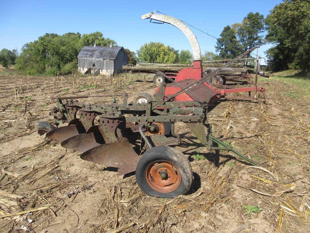 John Deerre 55 3-bottom pull type plow
