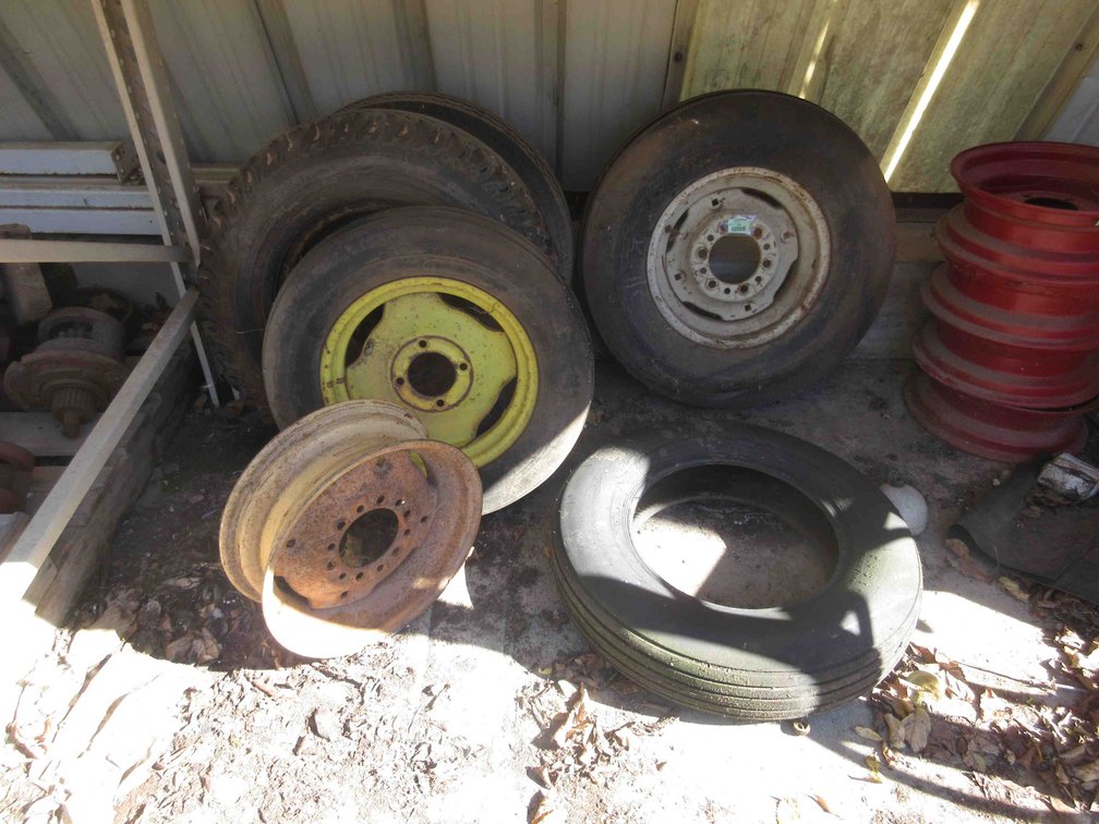 Group of machinery tires and rims